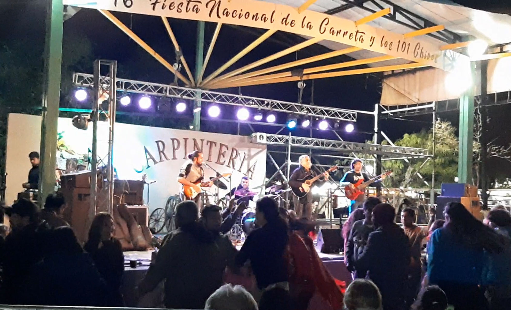 Fiesta Nacional de la Carreta y los 101 Chivos en Carpintería San Luis con desfile de carretas y chivos a la parrilla
