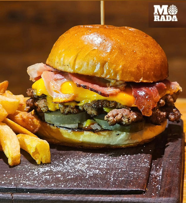 Hamburguesa artesanal y cerveza tirada en La Morada Beer Point, Carpintería