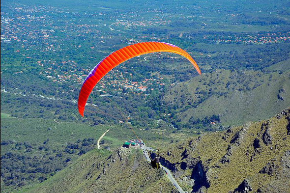 Vuelo de bautismo en parapente biplaza sobre el Valle del Conlara en invierno, Carpintería San Luis