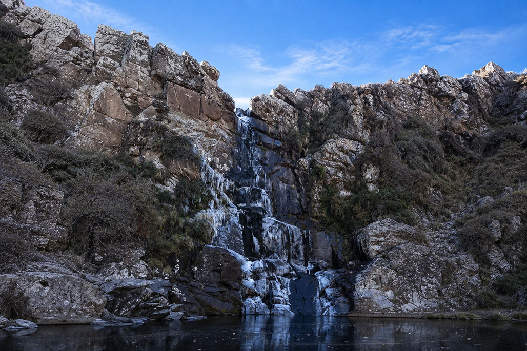 Cascada del Salto del Tigre parcialmente congelada en invierno, Carpintería San Luis